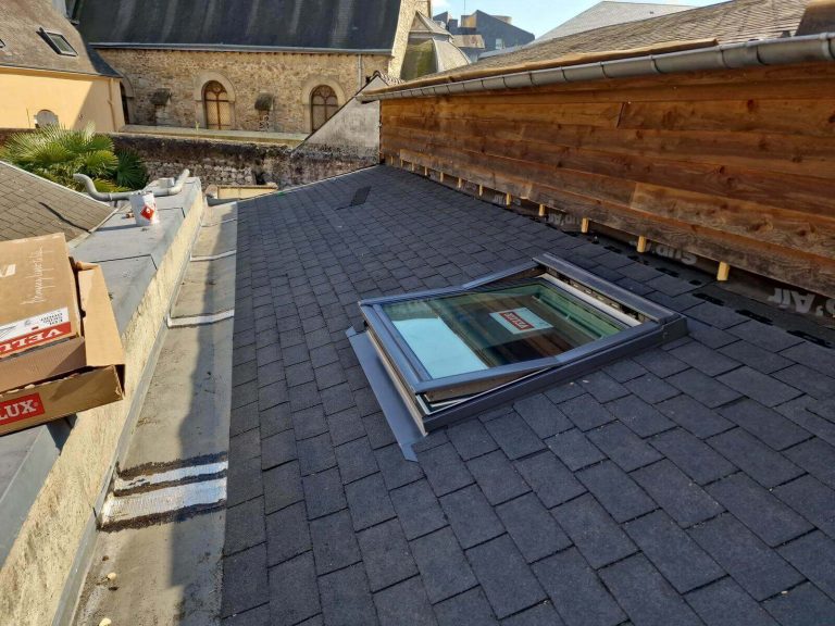 Rénovation couverture shingle avec pose Velux au Mans